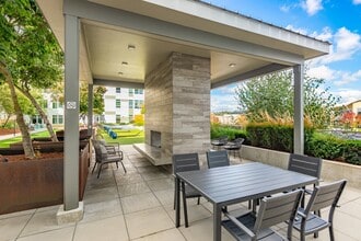 Dwell At Kent Station Apartments in Kent, WA - Foto de edificio - Building Photo