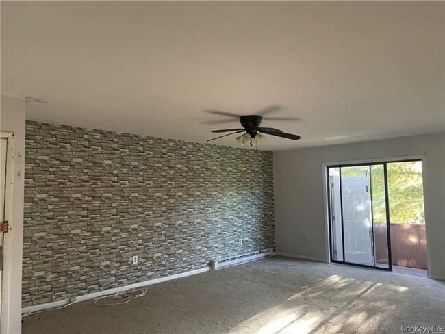 32 Scarborough Ln in Wappingers Falls, NY - Building Photo - Building Photo