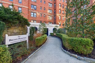 1 Broad Pkwy in White Plains, NY - Building Photo