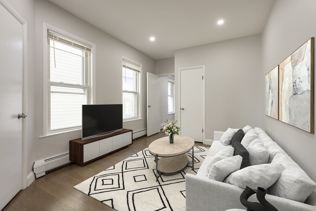 106 Byron St in Boston, MA - Building Photo
