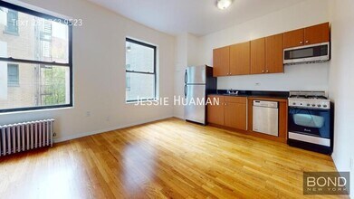 201-205-205 W 11th St in New York, NY - Foto de edificio - Building Photo