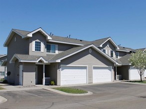 North Pointe Townhomes in Blaine, MN - Building Photo - Building Photo