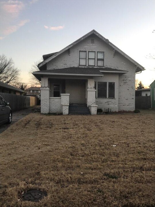 705 W Blackwell Ave. in Blackwell, OK - Building Photo