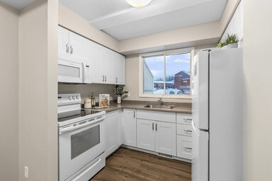 Village Green Court in Sault Ste Marie, ON - Building Photo