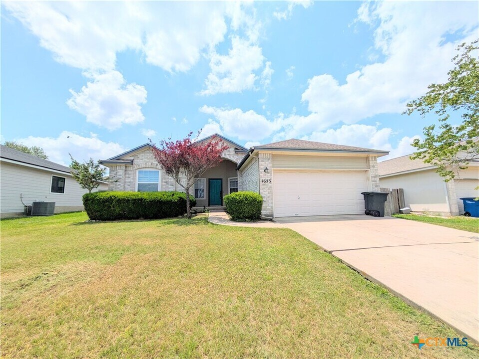 1623 Sunnycrest Cir in New Braunfels, TX - Building Photo