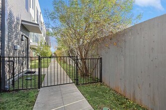 4640 Munger Ave in Dallas, TX - Building Photo - Building Photo