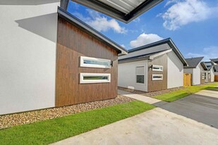 1402 W Platinum Dr in Pharr, TX - Building Photo