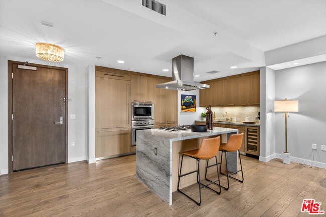 1755 Ocean Ave in Santa Monica, CA - Foto de edificio - Building Photo