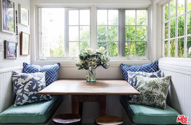 8050 Mulholland Dr in Los Angeles, CA - Building Photo - Building Photo