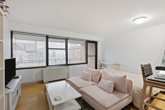 135 Montgomery St in Jersey City, NJ - Building Photo - Building Photo