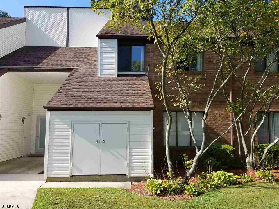 10 Country Birch Ln in Egg Harbor Township, NJ - Building Photo