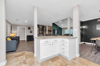 902 Golden Bear Ln in Houston, TX - Foto de edificio - Building Photo