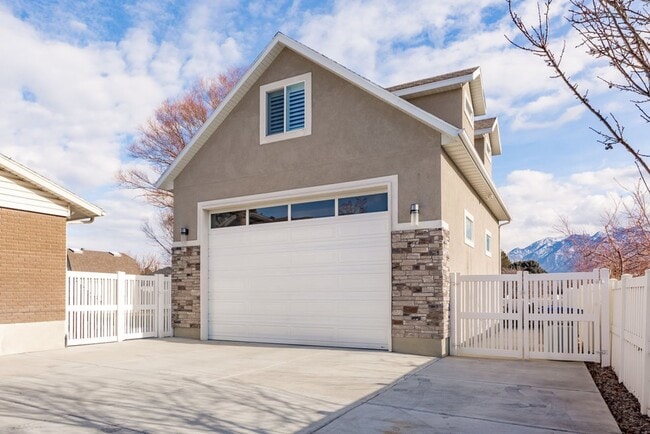 property at 10927 S Temple Dr