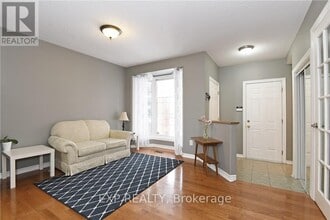 10 Woliston Crescent in Ottawa, ON - Building Photo - Building Photo
