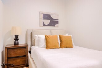 2623 Keene St, Unit 421 in Houston, TX - Building Photo - Building Photo