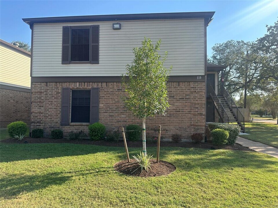 715 Skylark Rd in Pasadena, TX - Building Photo