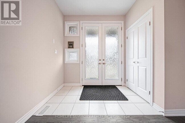 5672 Dorchester Rd in Niagara Falls, ON - Building Photo - Building Photo