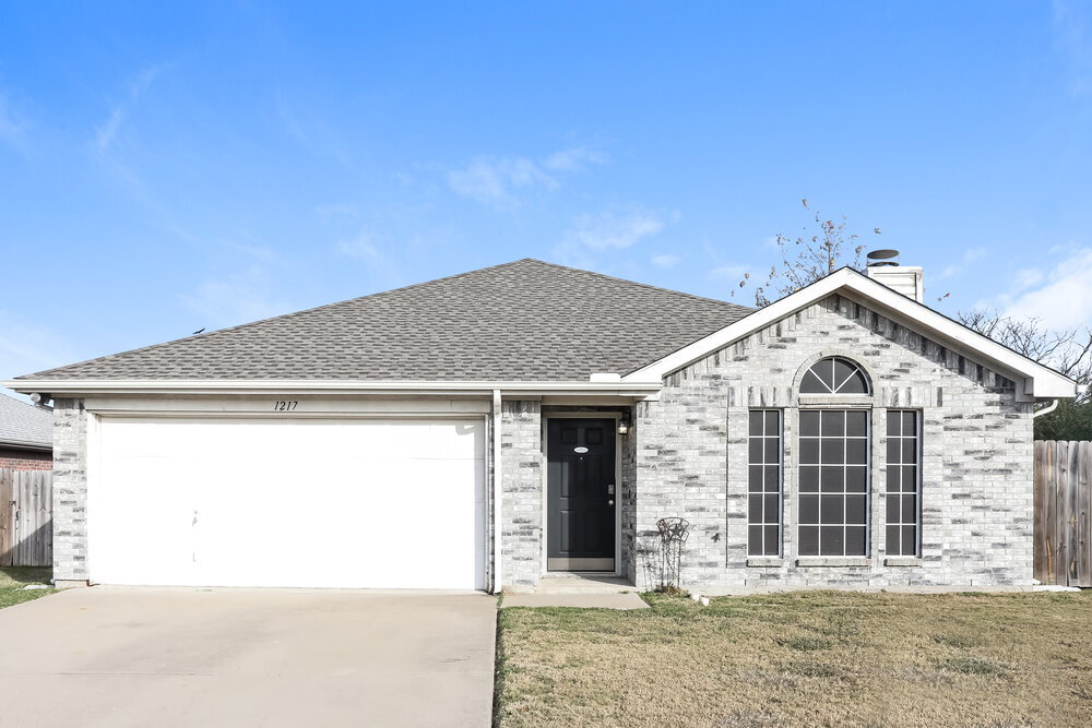1217 Crooked Creek Ct in Midlothian, TX - Building Photo