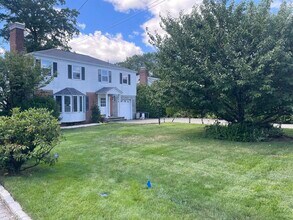 106 New Wilmot Rd in Scarsdale, NY - Building Photo - Building Photo