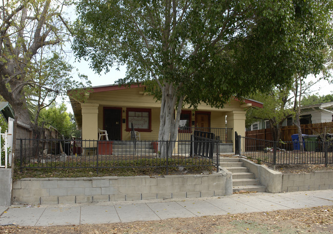 5823 Camerford Ave in Los Angeles, CA - Foto de edificio - Building Photo