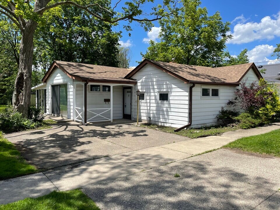 1142 Broadmoor Pl in Deerfield, IL - Foto de edificio