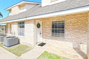 8911 McPherson Rd in Laredo, TX - Building Photo