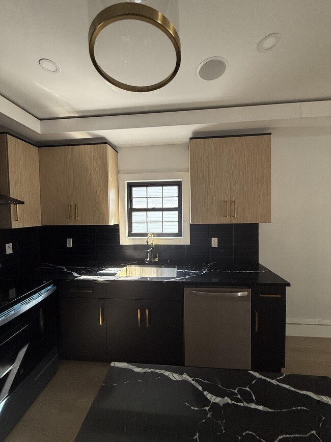 17941 144th Ave, Unit 2 in Jamaica, NY - Foto de edificio - Building Photo