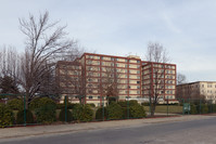 Douglas House in Brockton, MA - Foto de edificio - Building Photo