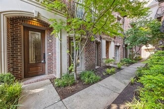 3200 Ross Ave in Dallas, TX - Building Photo - Building Photo