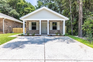 454 Reeves St in Niceville, FL - Building Photo