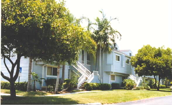 Summer Lake Condominiums in Fort Lauderdale, FL - Building Photo