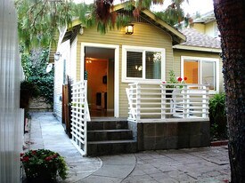 1941 1/2 Holly Dr in Los Angeles, CA - Building Photo