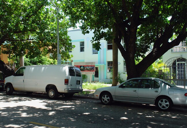 The Helen Rose Apartments in Miami Beach, FL - Building Photo - Building Photo