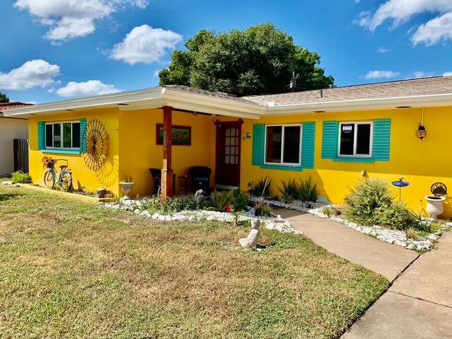 1490 San Helen Dr in Dunedin, FL - Foto de edificio - Building Photo