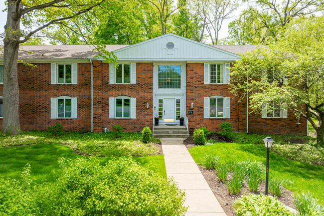 Covington Club Condominium in Fort Wayne, IN - Foto de edificio - Building Photo