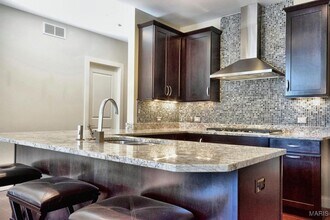 6451 Clayton Rd in St. Louis, MO - Building Photo - Building Photo