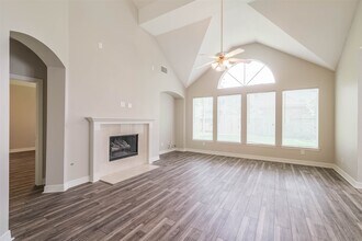 5911 Brook Bend Dr in Sugar Land, TX - Building Photo - Building Photo