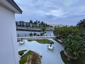 467 Golden Isles Dr, Unit 306 in Hallandale Beach, FL - Building Photo - Building Photo