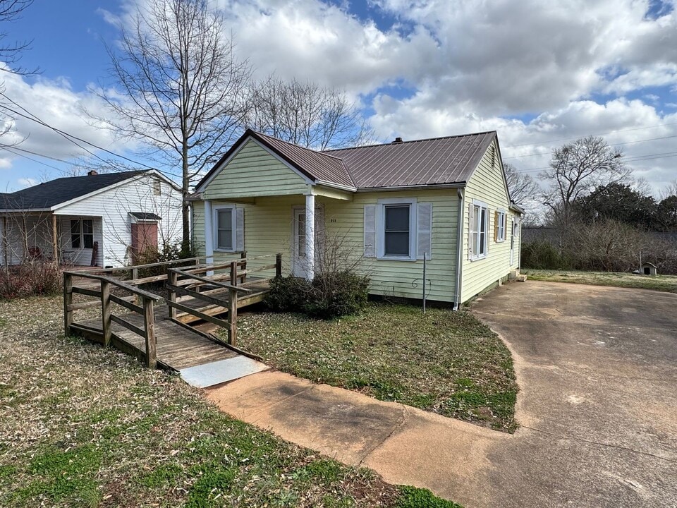 411 W Circle Dr in Shelby, NC - Building Photo