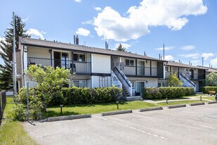 Bell Manor in Red Deer, AB - Building Photo