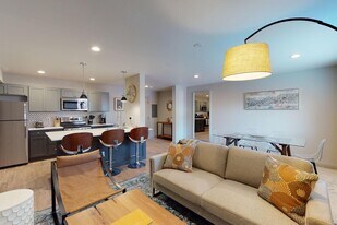 Garrett on the Green in Dallas, TX - Building Photo