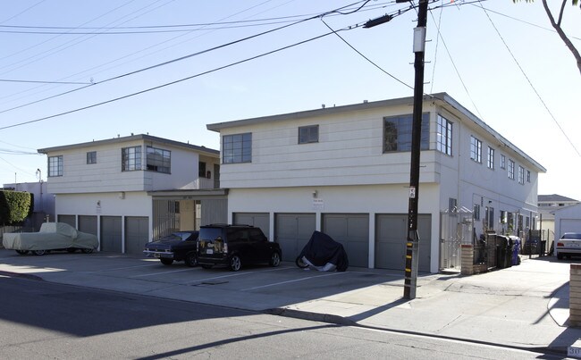 3017-3031 Oliphant St in San Diego, CA - Foto de edificio - Building Photo