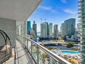 90 SW 3rd St in Miami, FL - Building Photo