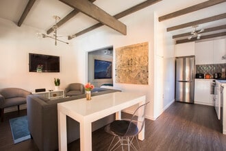 10516 Ilona Ave in Los Angeles, CA - Building Photo - Building Photo