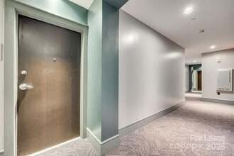 333 W Trade St in Charlotte, NC - Building Photo - Building Photo