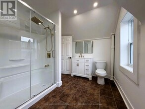 98 Wellington St E in Aurora, ON - Building Photo - Building Photo