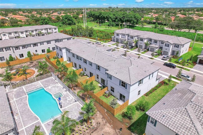 12002 NW 47th Manor in Coral Springs, FL - Foto de edificio - Building Photo