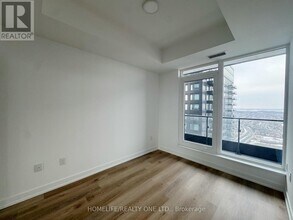 395 Square One Dr in Mississauga, ON - Building Photo - Building Photo