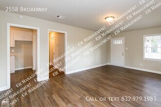 2558 Broadway in Beaumont, TX - Building Photo - Building Photo