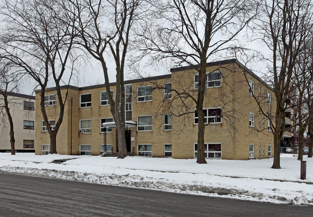 Parkwood Apartments in Oshawa, ON - Building Photo